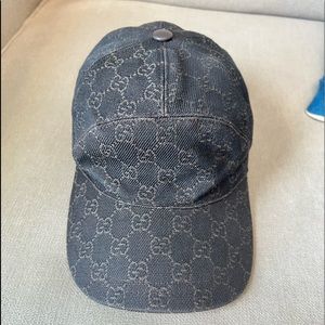 Gucci 🧢 unisex runs small